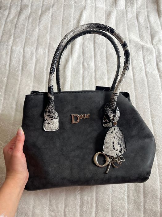 Сива чанта на Dior с етикет