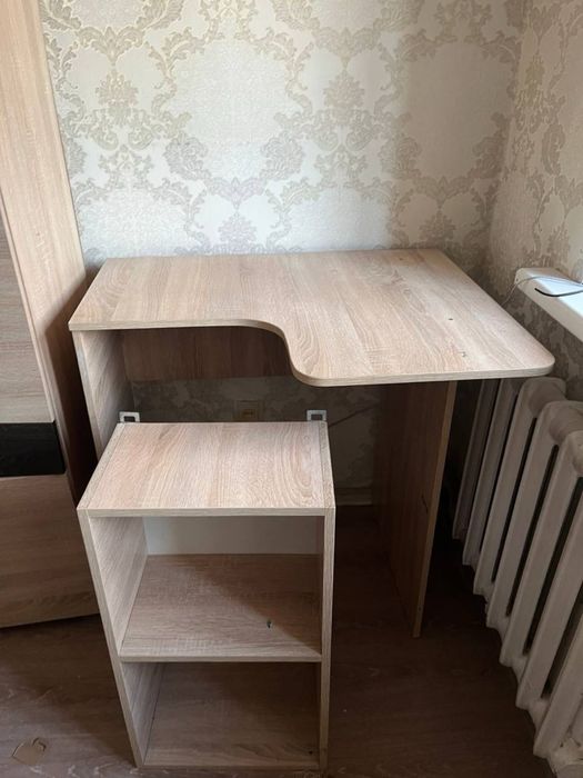 Мебель: стол, полки, современный сервант полки