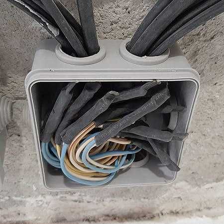 Услуги электрика. Выезд на обрыв, замыкание. Замена розетки, люстры.