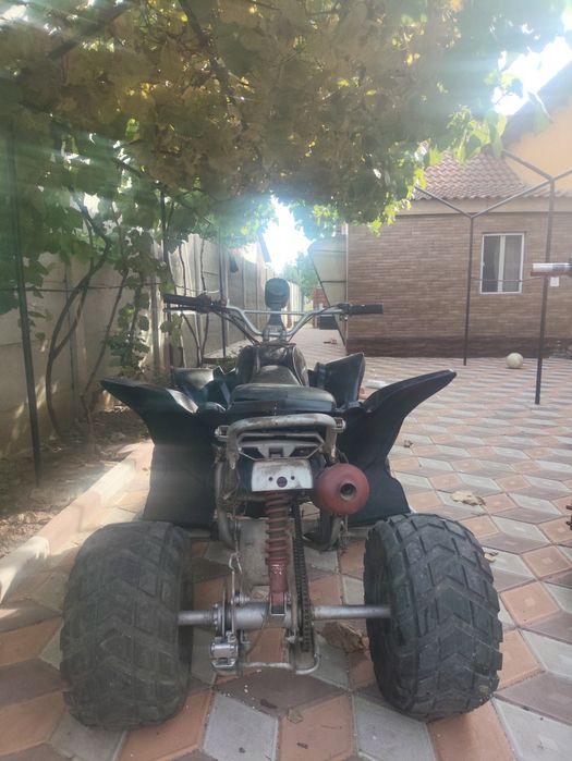Vand ATV de 180 benzina