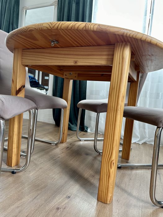 Masa cu patru scaune