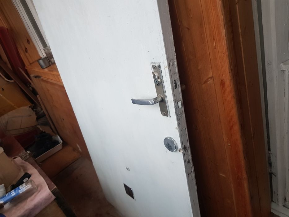 Продам две двери из дерева