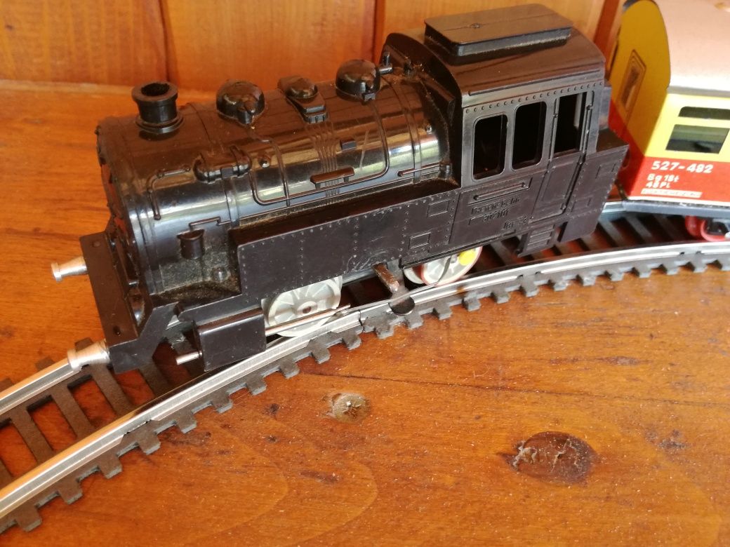 Старо механично влакче с вагони и релси
