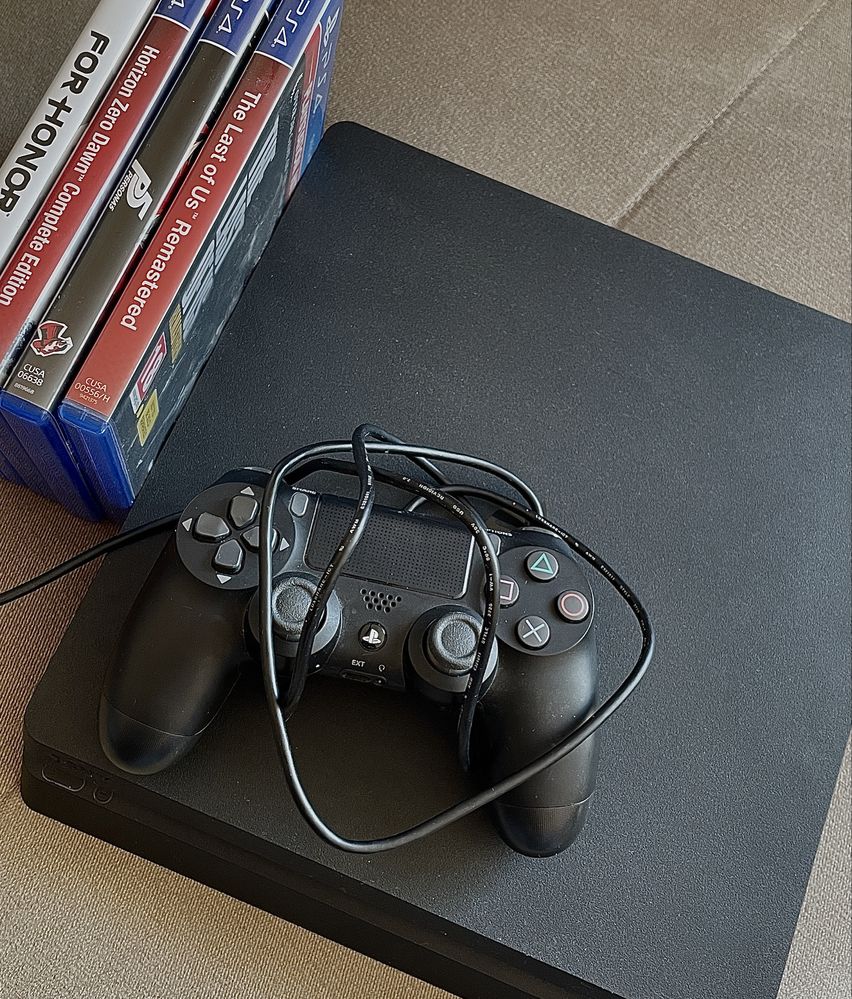 PlayStation 4 Slim / PS4 Slim 1TB с джойстик и четири игри