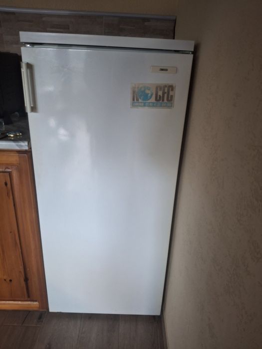 Продавам хладилник Зануси