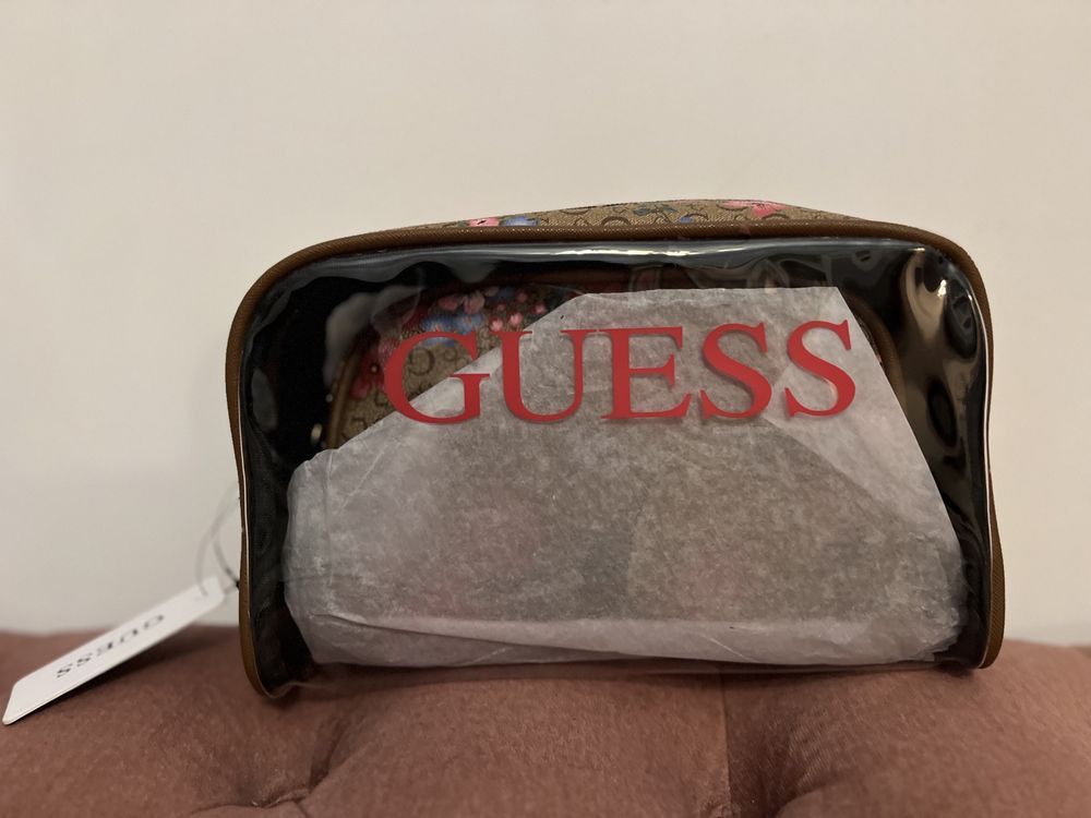 Set geanta cosmetice Guess