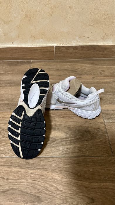 Adidasi nike    .