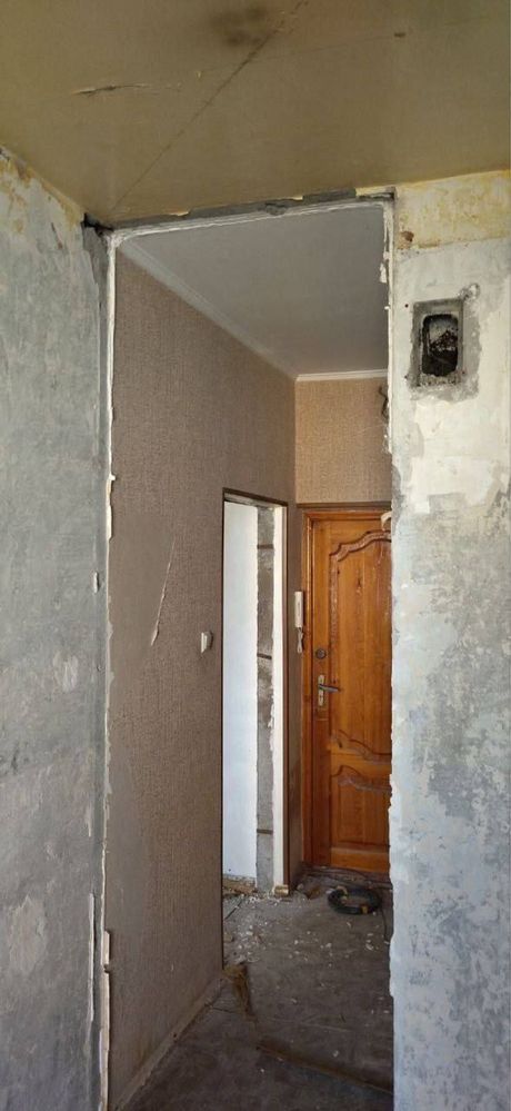 Напротиф Гломоур 2 ком 6 этаж 9 этажка безремонт срочно