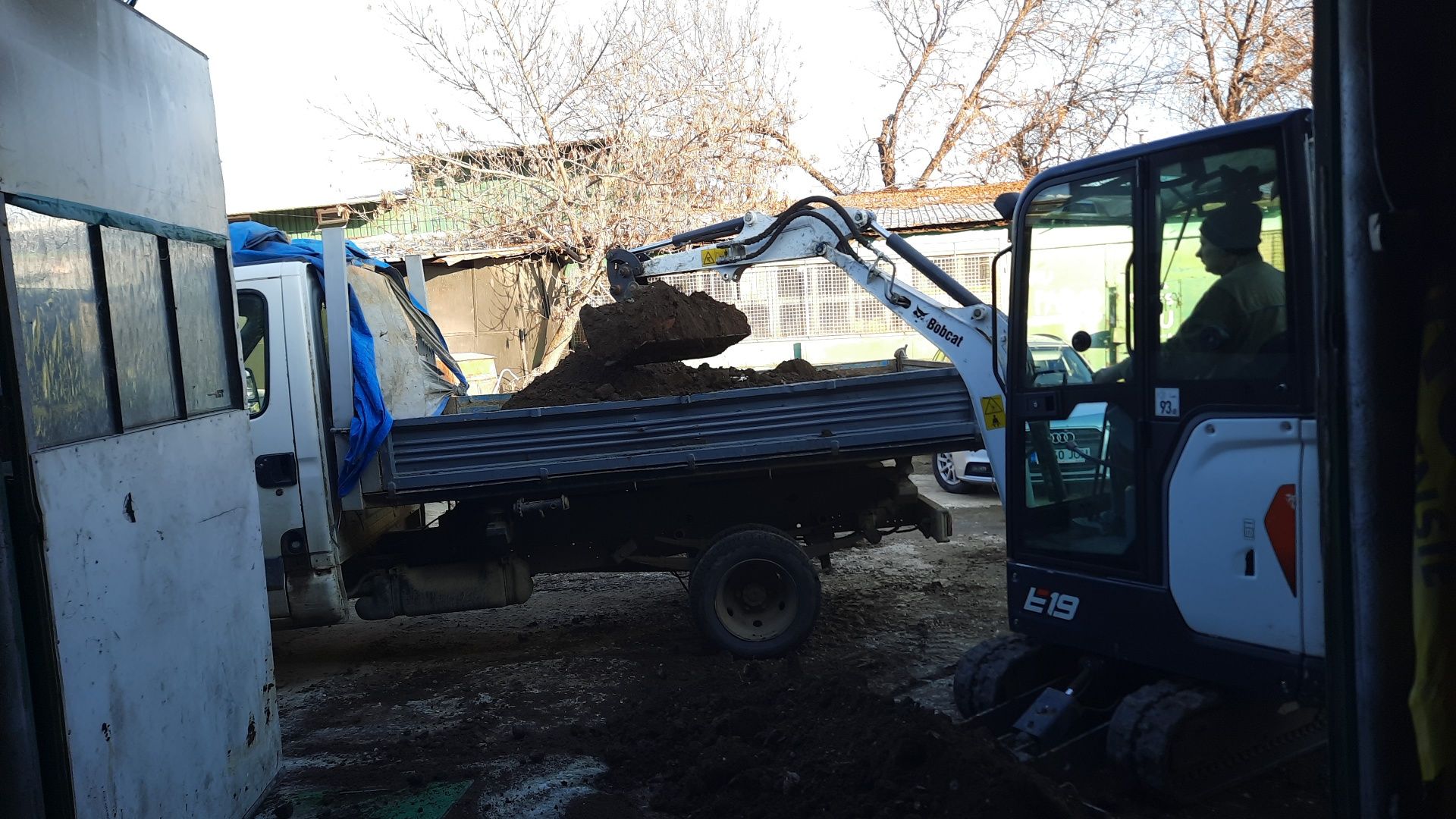 Nisip pietriș balast beton concasat bobcat miniexcavator taiere beton