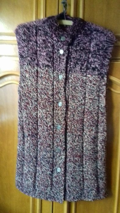 Vindem vesta pardesiu  groasa lucrat manual