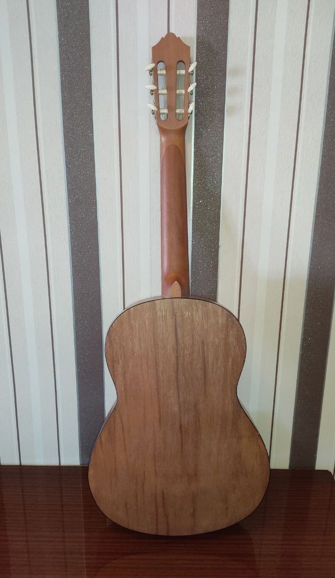 Продаётся гитара Yamaha C40M