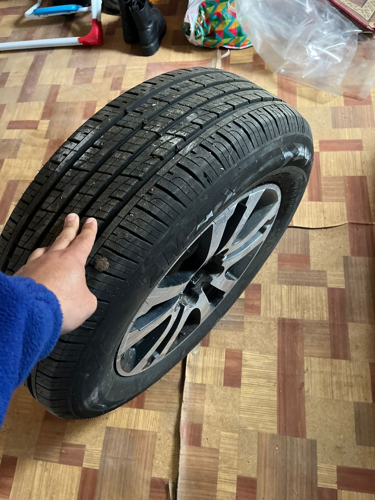 Продам шины с диском 5 шт, Размер 235/65/18