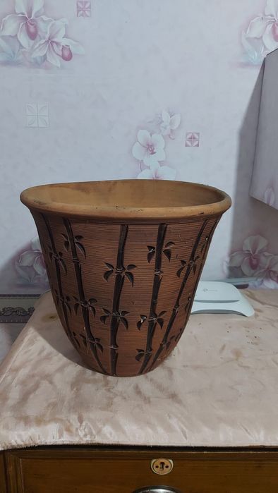 Большой глинянный горшок для цветов