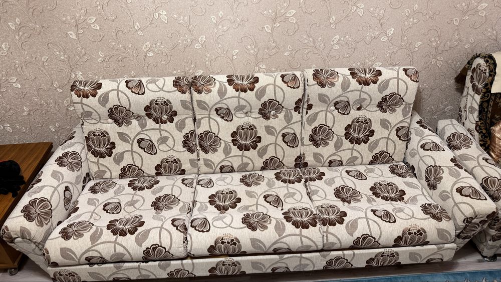 Продается диван в хорошем состоянии