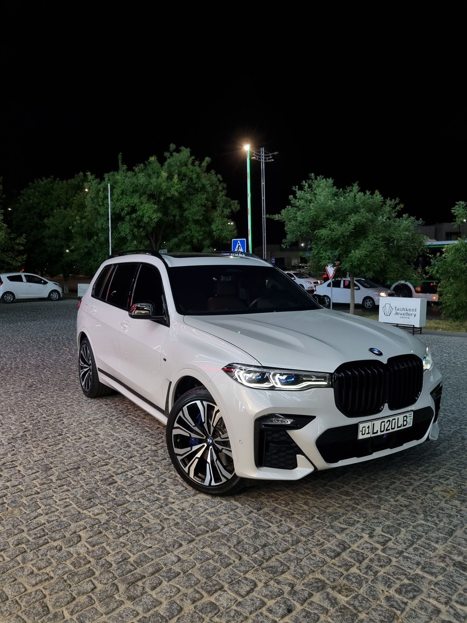 BMW  2019 X7 40i