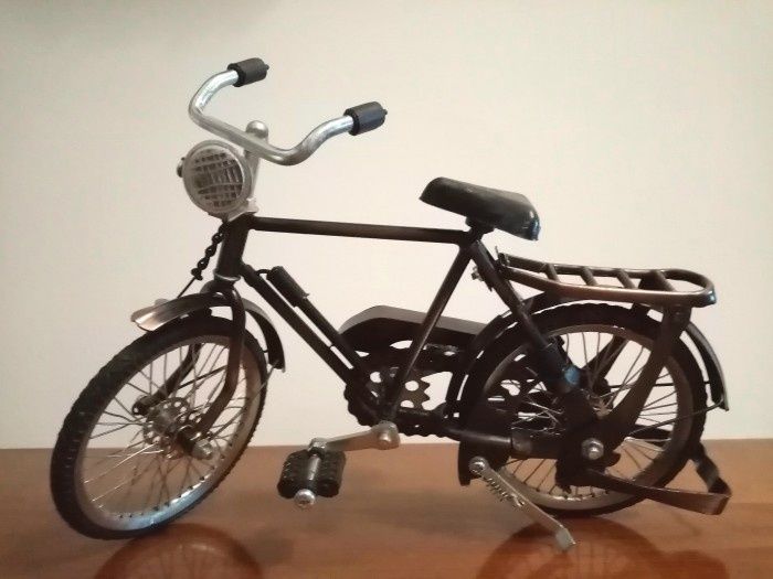 Bicicleta decorativa în miniatura confectionata in detaliu din metal