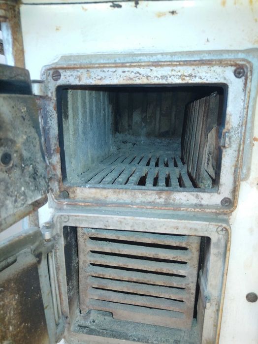 Печка на дърва от старите чугунен със фурна и здрави тухли