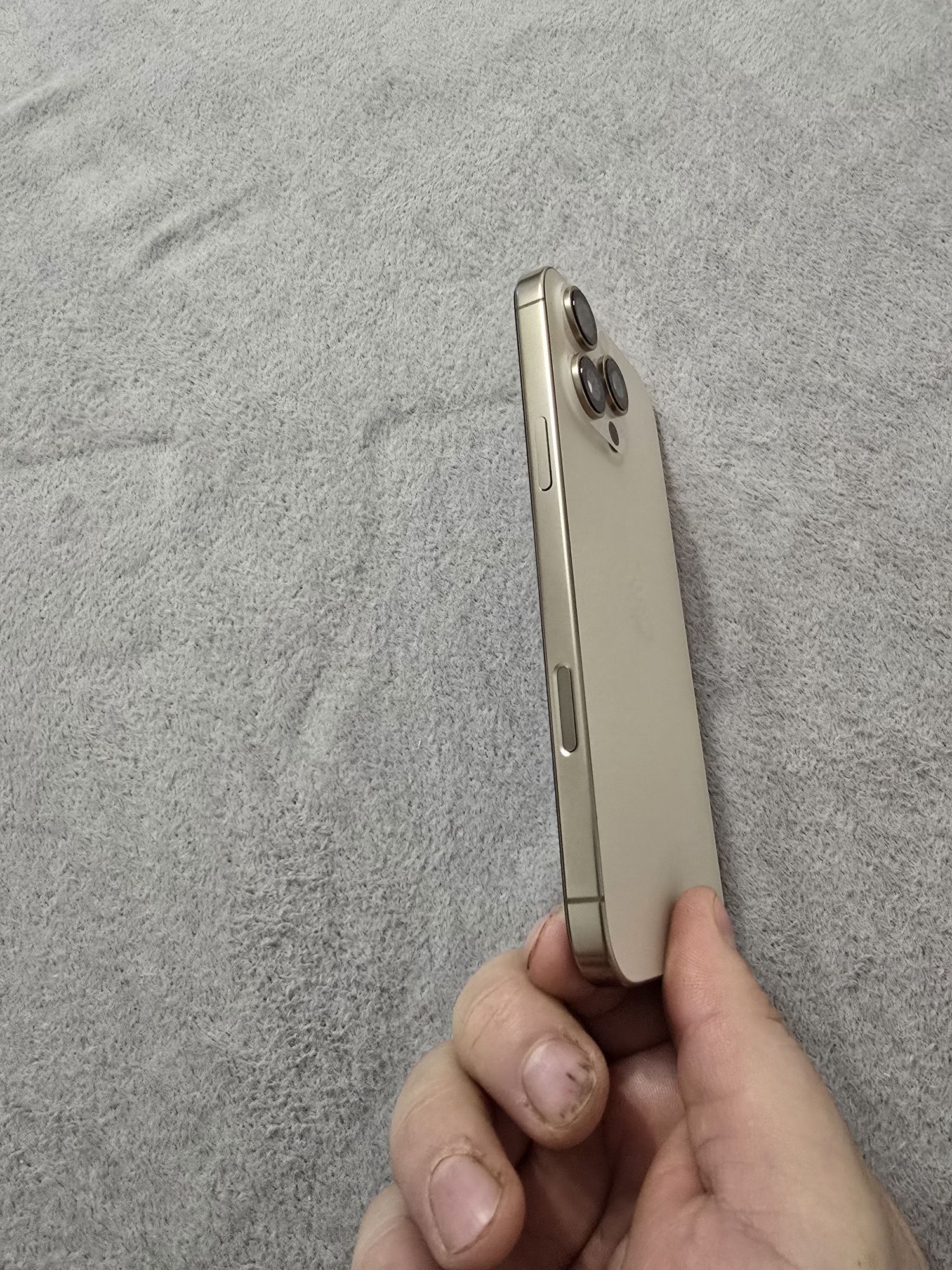 Продавам iphone 16 pro max 256 gb Desert Titanium
