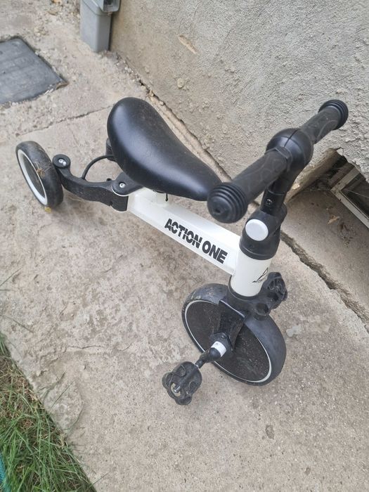 Tricicleta ACTION ONE rotile din spate se distanteaza  1-4 ani