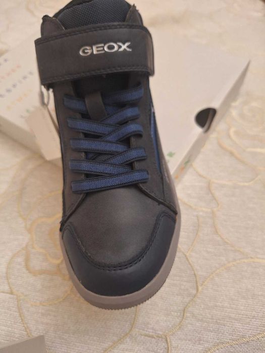 Затворени обувки  Geox номер 33