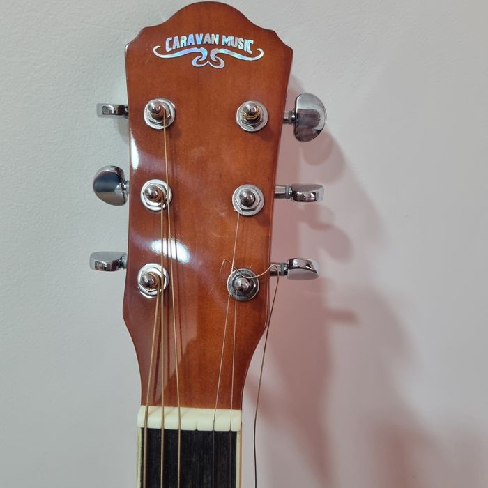 Гитара музыкальная.