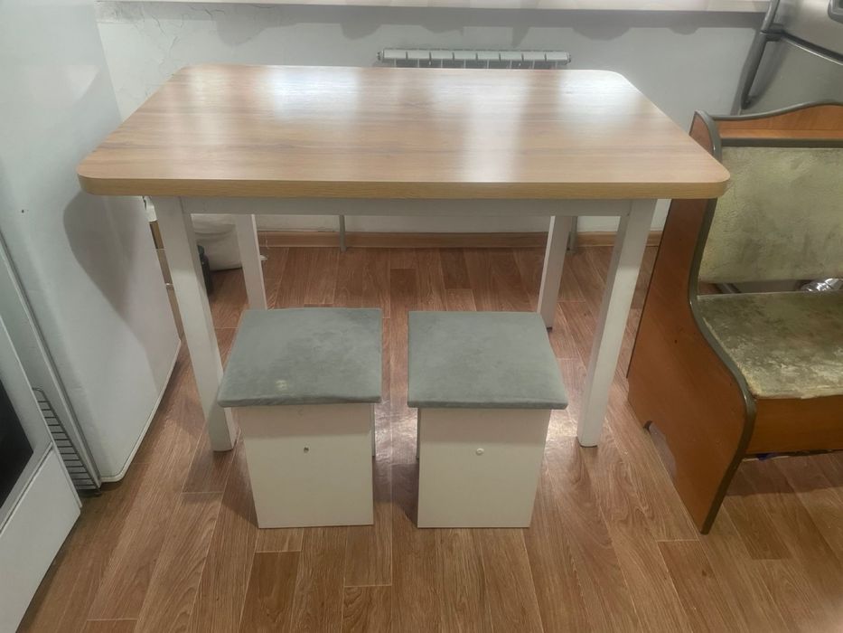 Стол и стулья для кухни