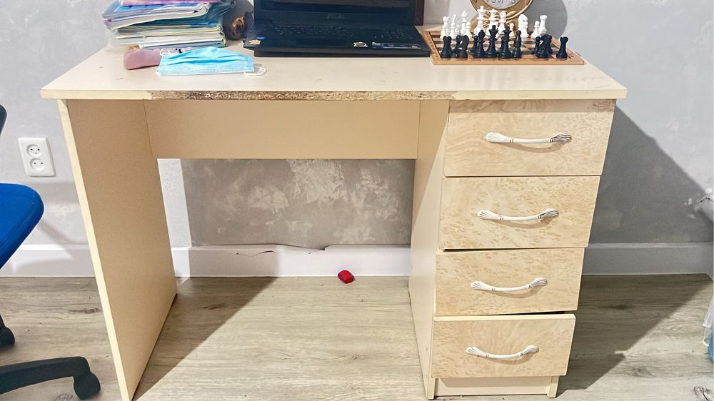 Стол для учебы бу в отличном состояние