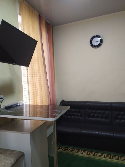 Просторная 1 комнатная с мебелью и техникой в центре Чирчика