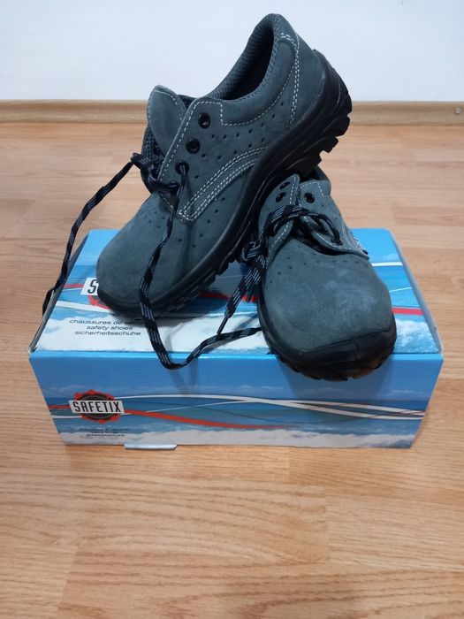 Vând pantofi cu bombeu metalic