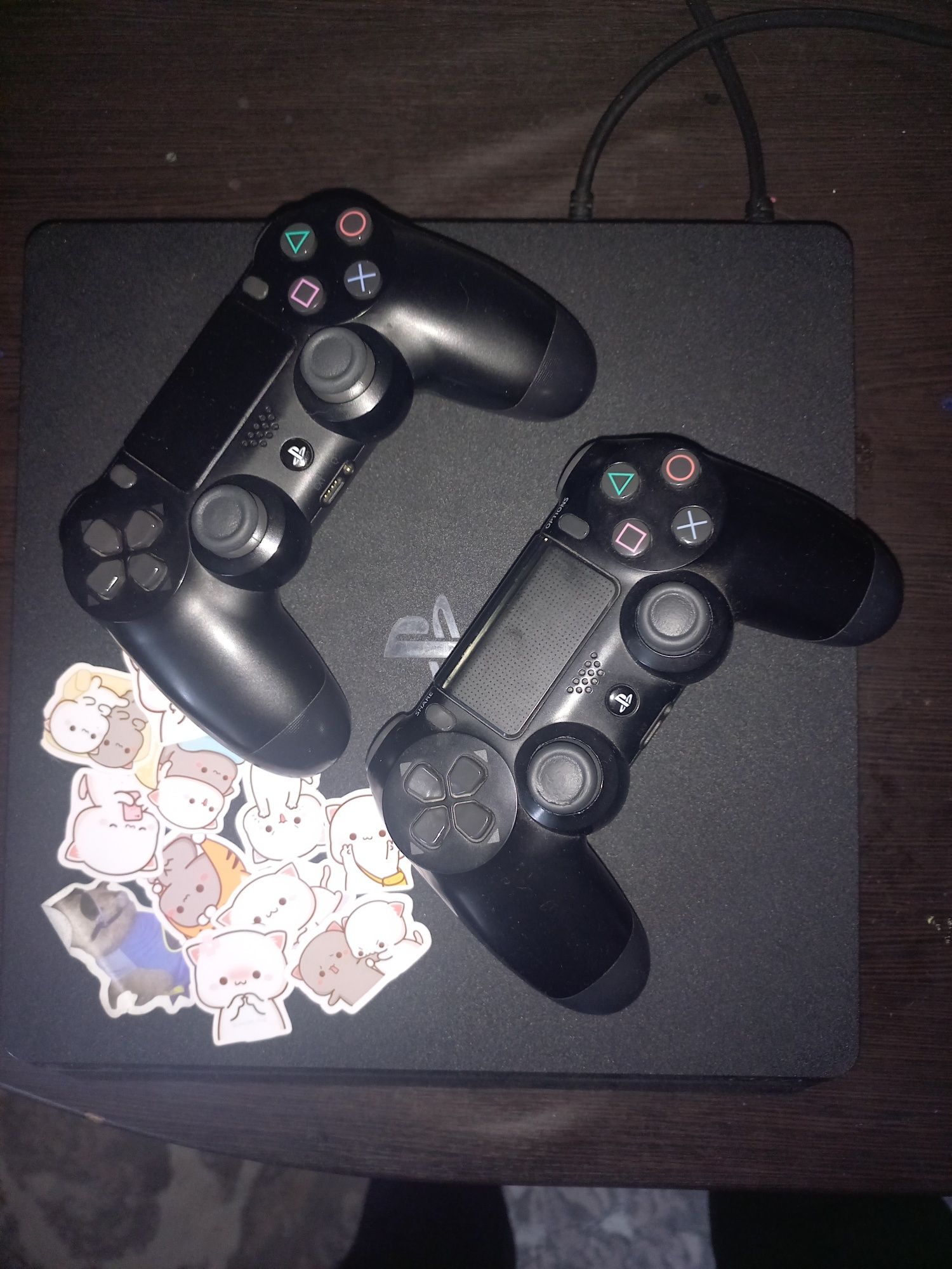 PS4 Slim 1 TB + 2 геймпада + 9 игр – отличное состояние!