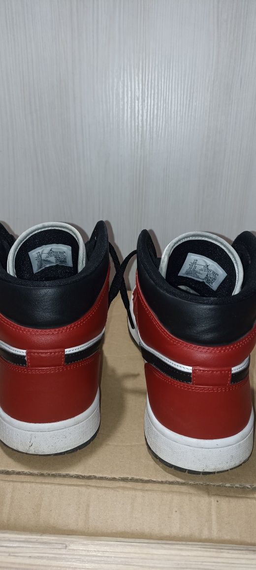 Jordan 1 Chicago mid