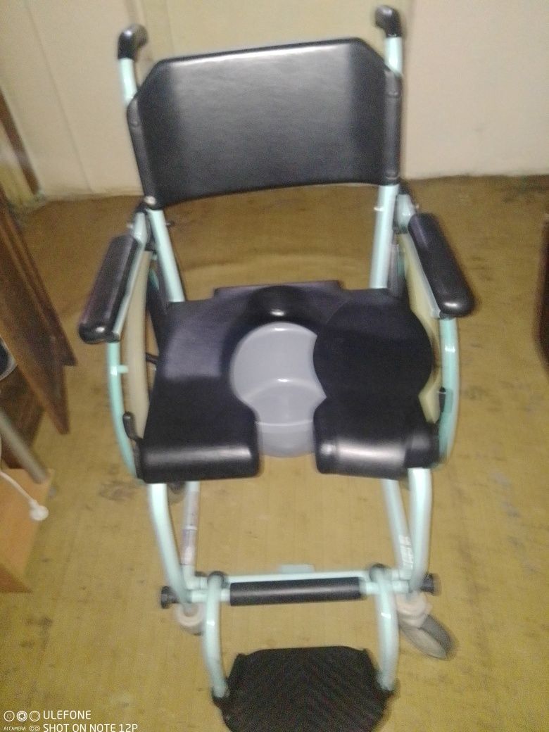 Scaun pentru invalizi pliabil cu vas Wc impecabil (nefolosit)