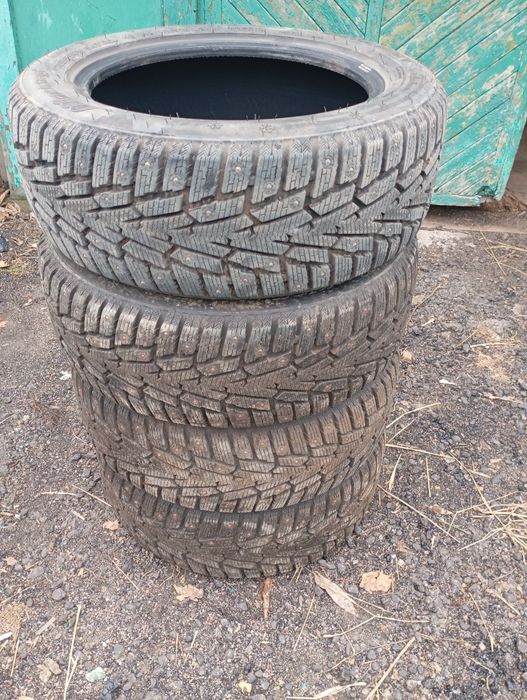 Продам шины зимние в отличном состоянии все шипы на месте