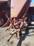 Vând culegătoare de porumb,cu capacitate de 800kg