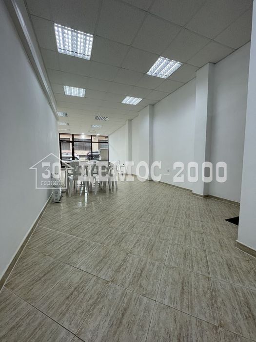 Отличен МАГАЗИН само партер с витрини