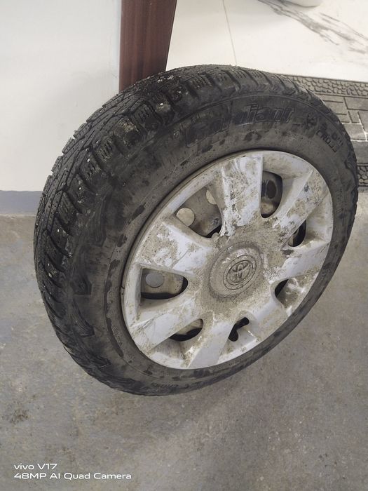 Продам зимнюю покрышку 3 штуки с диском на 15