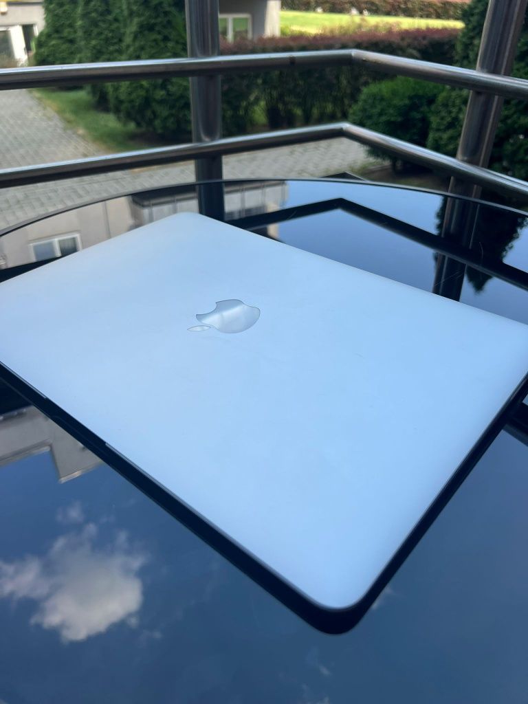 MacBook Air (13-inch - 2017)