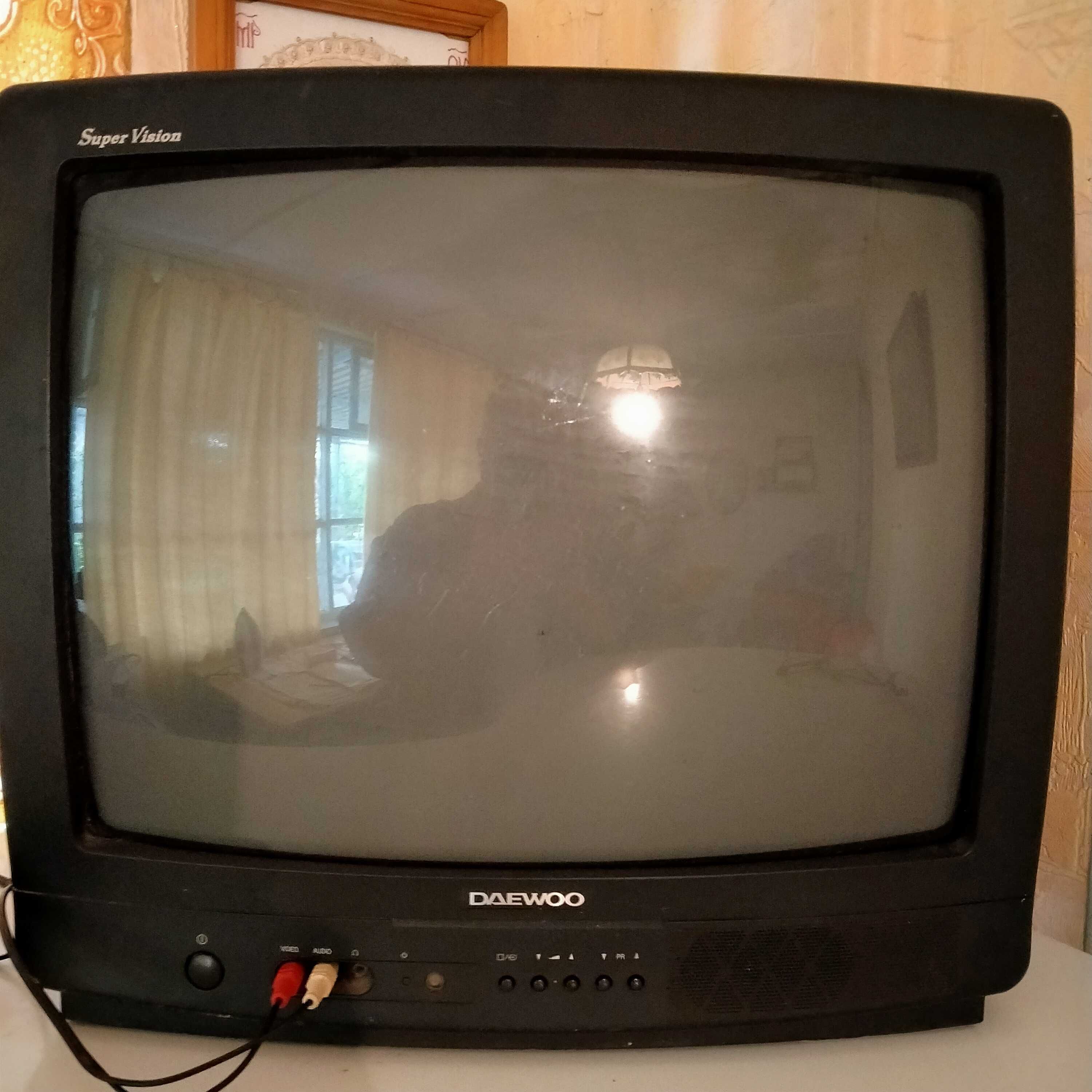 Телевизор " DAEWOO " и видеомагнитофон " LG " .