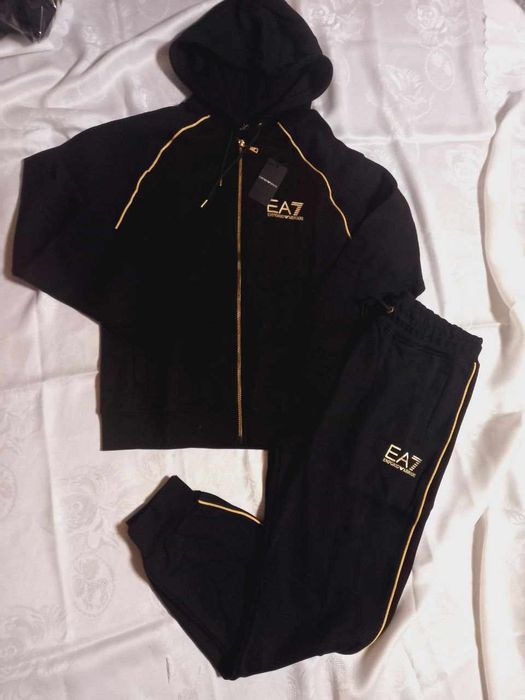 Trening Armani 
Marime L XL XXL
Pret stoc 240 lei
90 %cotton  10% poly