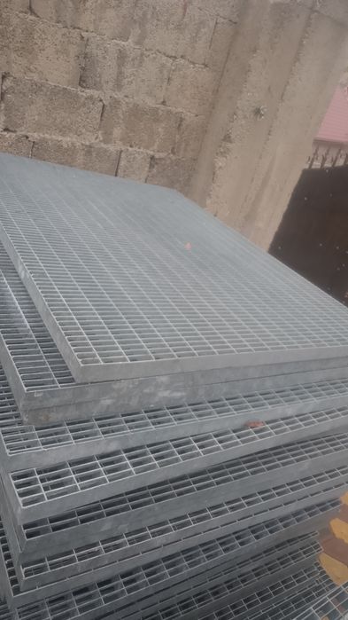 Vând grătare zincată avem și trepte pentru spălătorii și pentru scări