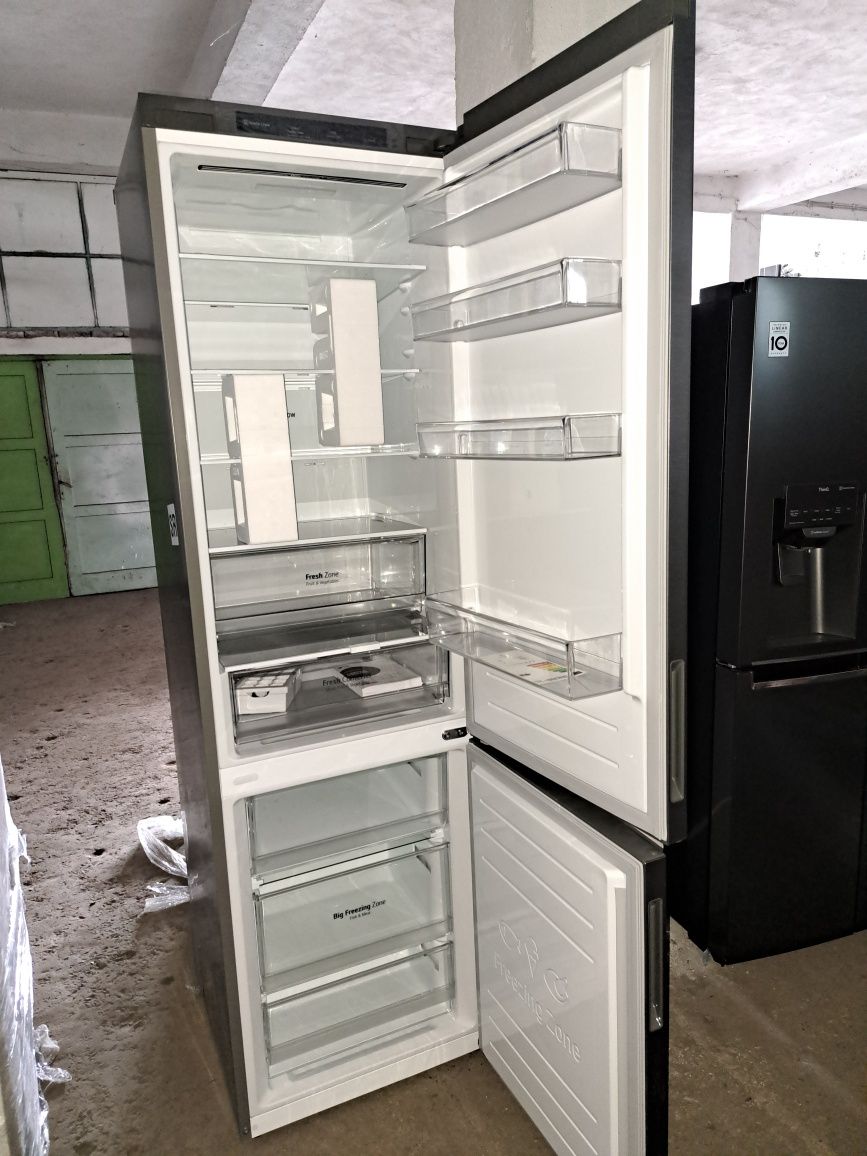 Нов 203 см инверторен хладилник с фризер LG 419 литра