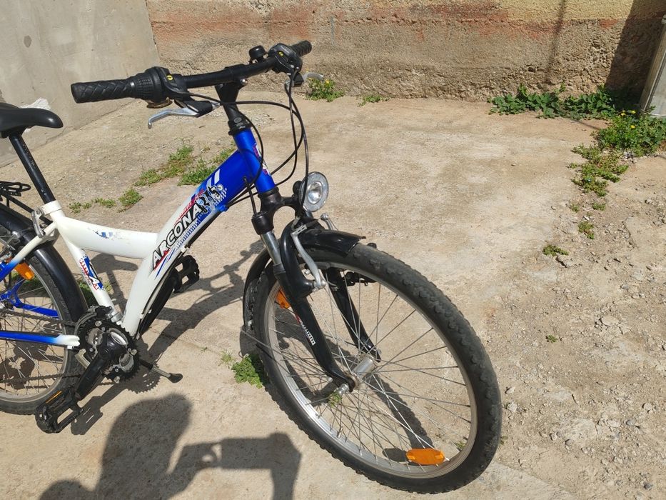 Bicicleta cu echipament Shimano pentru copii intre 8-12 ani.