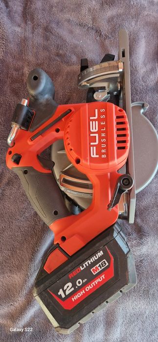 Milwaukee circular pe acumulator