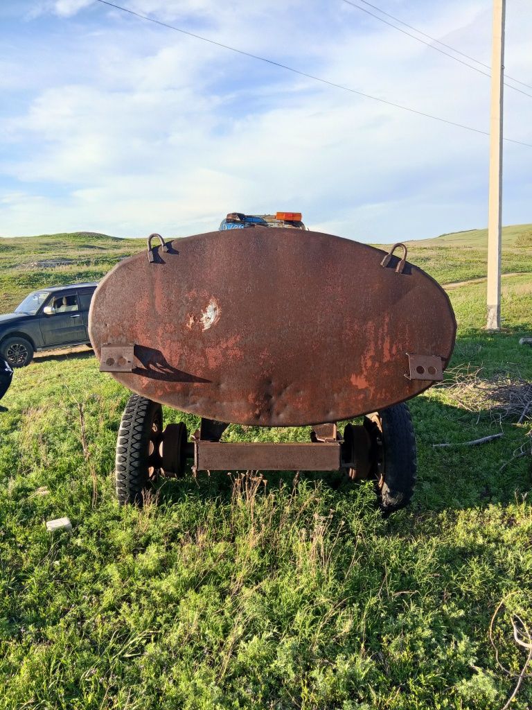 Продам бочку 3.5 куба, два вагончика.