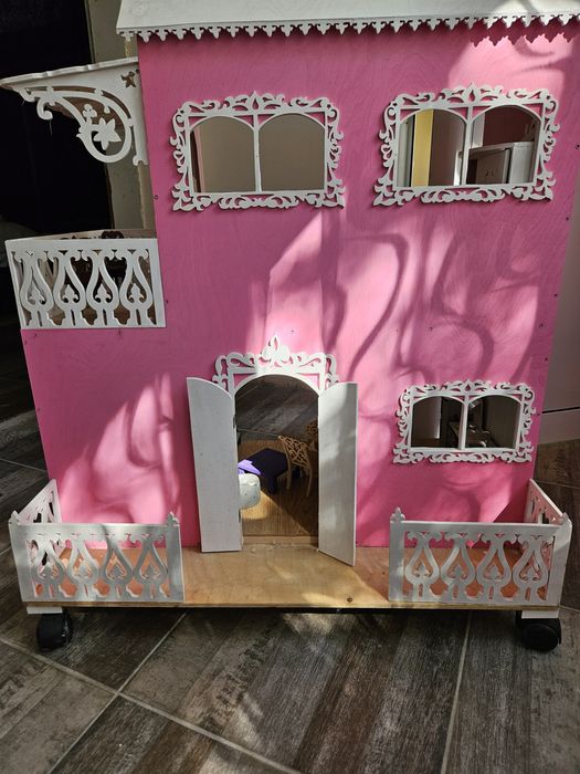 Красива къща за кукли