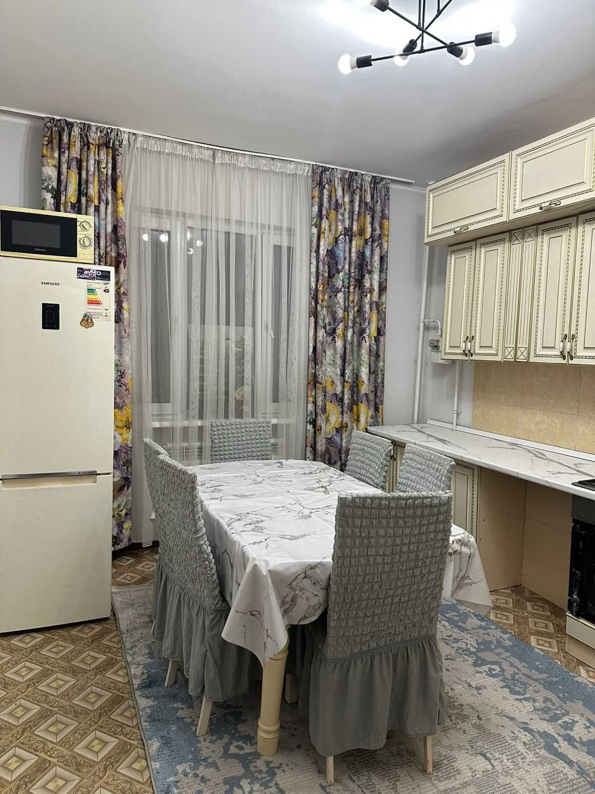 Стол для зала и для кухни и стулья