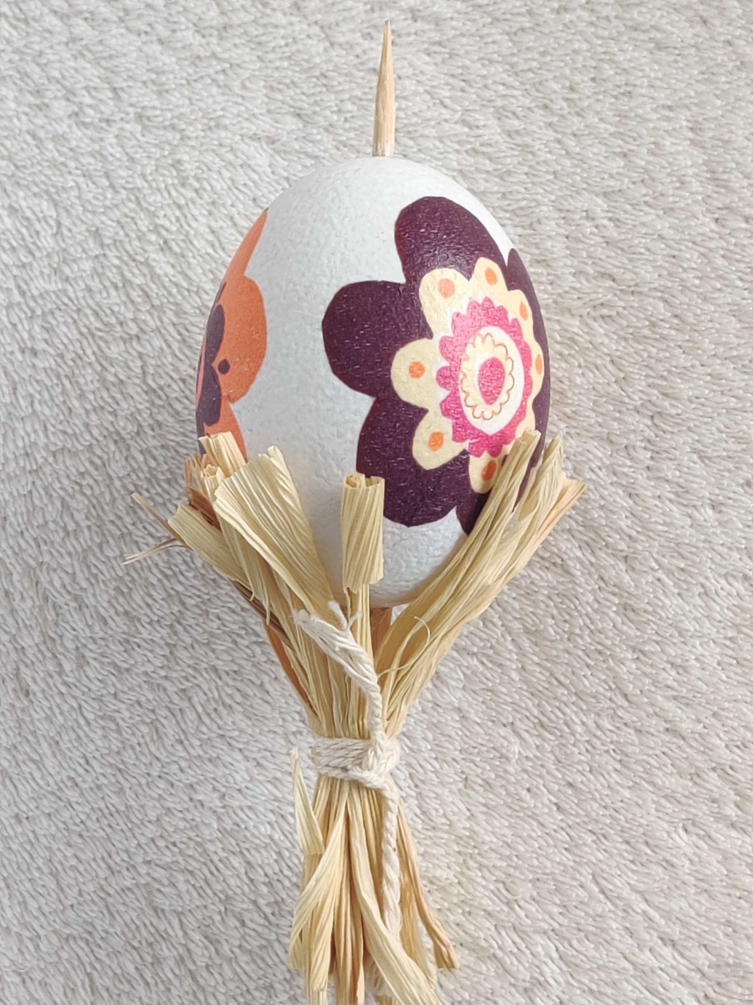 Декорирано истинско издухано яйце за Великден