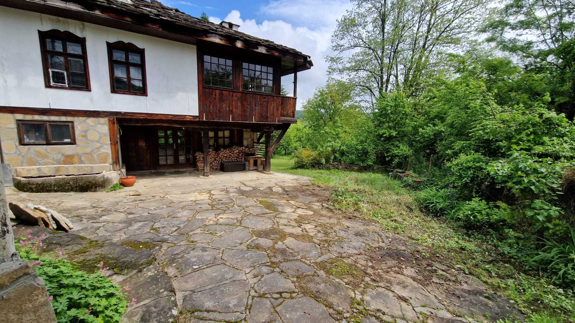 Къща с гледка и двор в село Кметовци