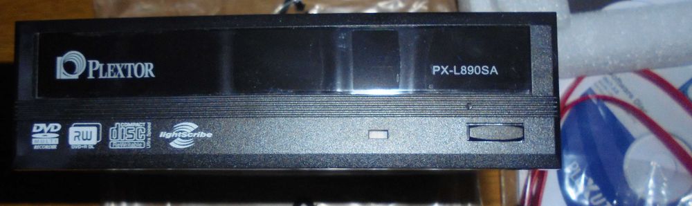 Vand un DVD/CD Writer Plextor PX-L890SA , nou