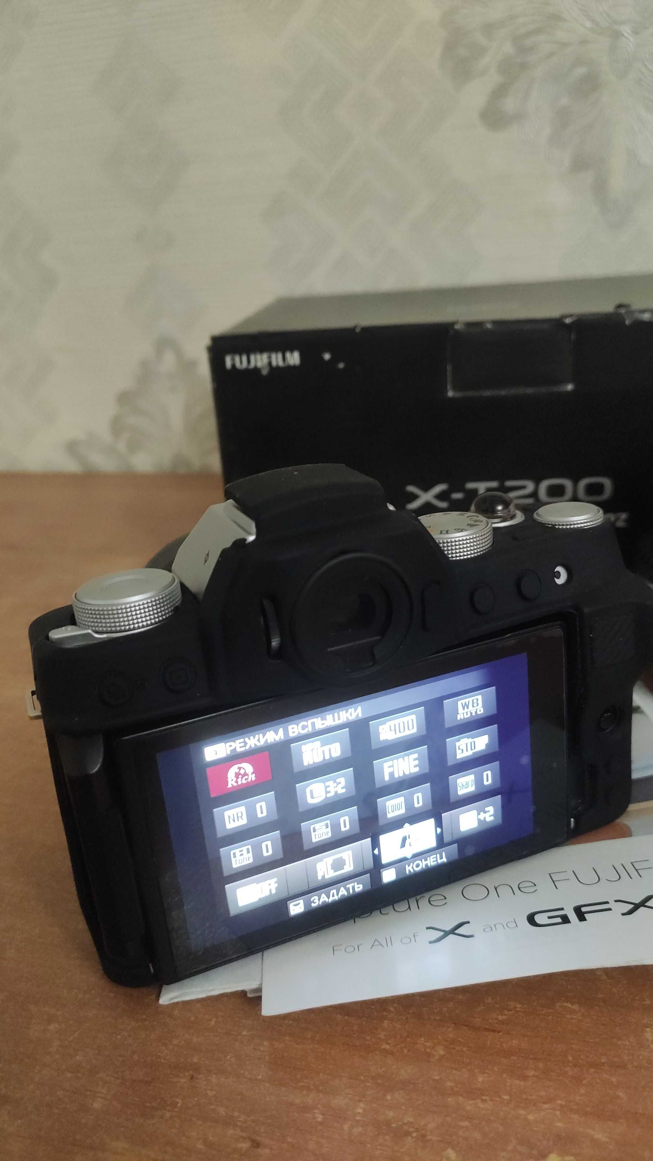 Fujifilm X-T200 с двумя обьективами почти новый.